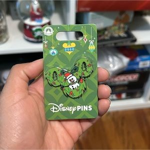 2023 Mickey Mouse Festive Wreath Pin